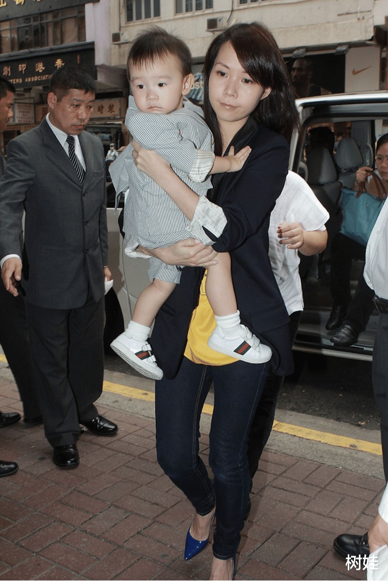 吕丽君|吕丽君携家人捧场女儿演出，11岁儿子罕见露脸，身材偏瘦手脚修长