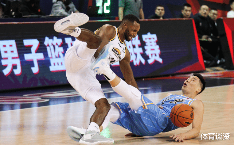 凱爾特人隊(duì)|27分鐘8板！遼寧找到低配周琦，23分慘敗他成遮丑布，外援找對(duì)人了