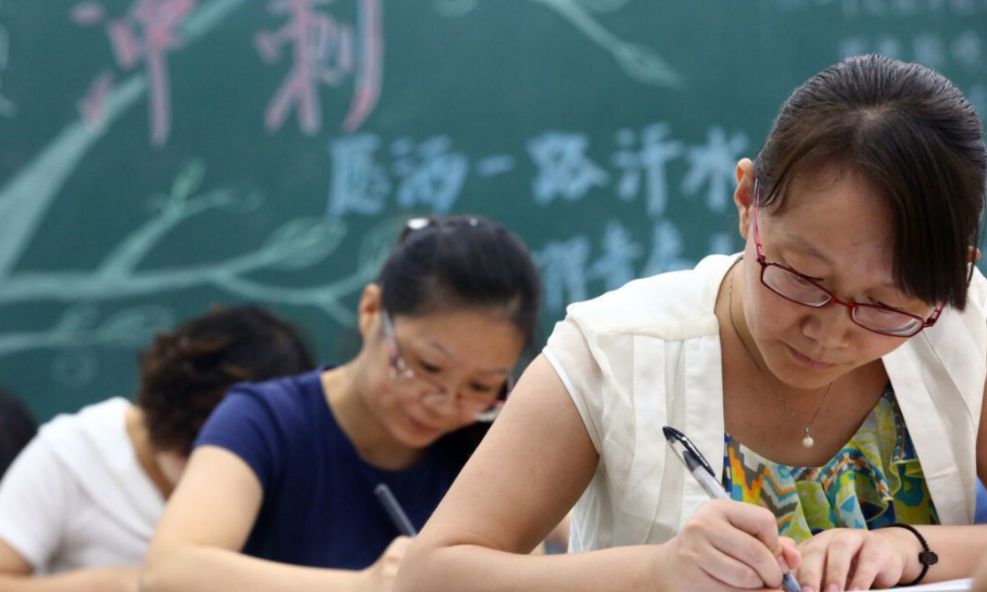 考试|官方发来好消息，教师的教龄津贴标准或上涨，乡村教师地位凸显