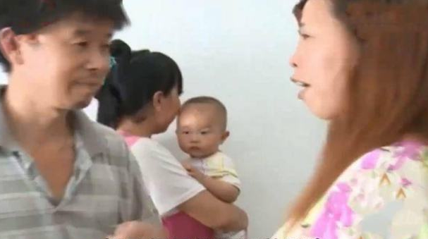 年轻女子为已婚大叔生儿子,两人相差24岁,女子目的很明显