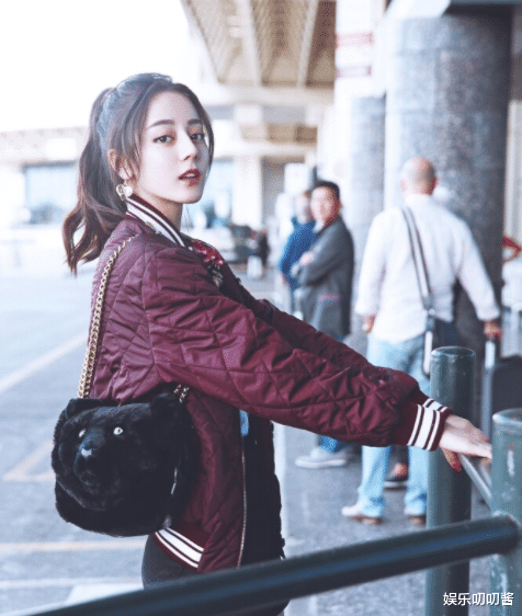 迪丽热巴|30岁热巴收工状态不佳,合照素人遭艳压,网友:花钱请她出道吧