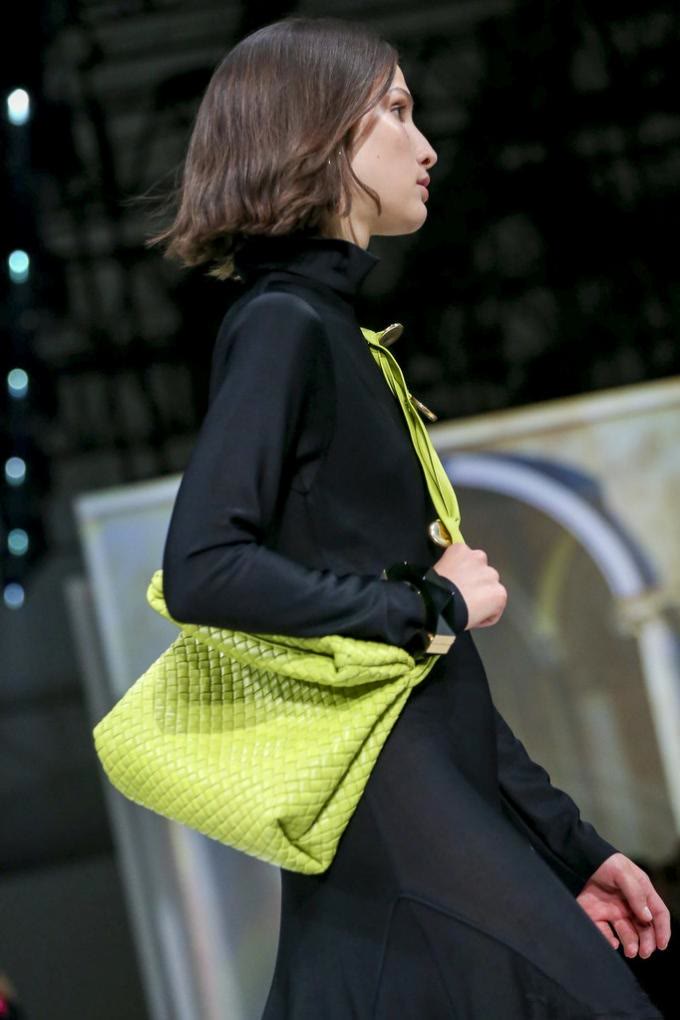 潮帮先生|王薇薇仗着身材好，72岁还敢挑战荧光绿吊带裙，却被生图暴露年龄