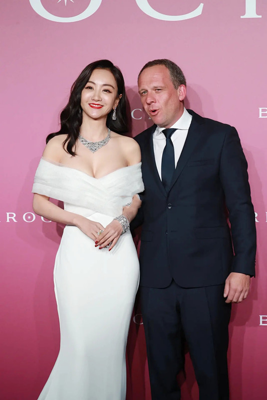 杨蓉|杨蓉不愧是“小号水蜜桃”穿一字肩美丽动人 外国男伴一脸羡慕