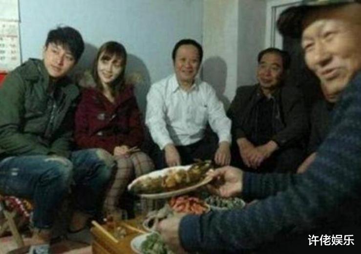 王宝强|明星回老家过节，陈小春接地气，王宝强剥玉米，李湘备受质疑！