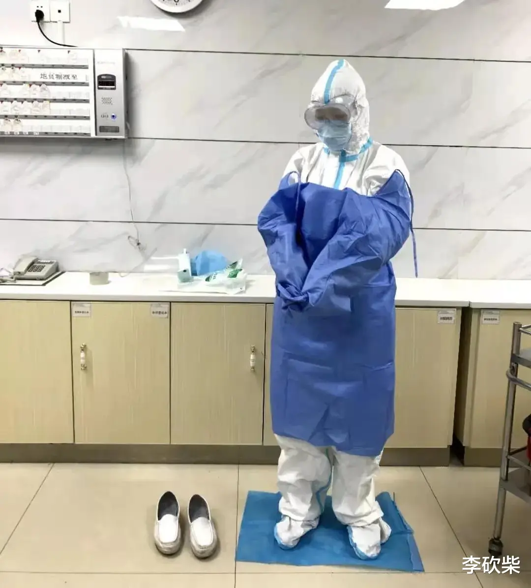 兰州|2021年6月，梁小霞的母亲揭开女儿的雕像，她双手久久不愿放下