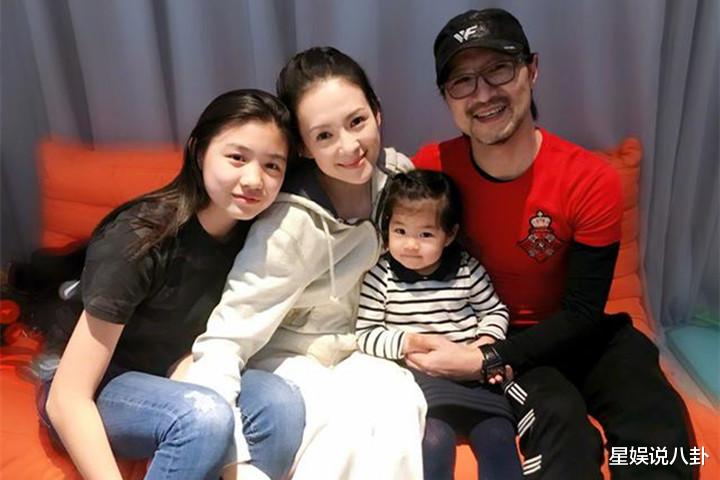 章子怡|章子怡携家人游玩，晒全家福取名“东章熙汪”，网友：熙熙要出道