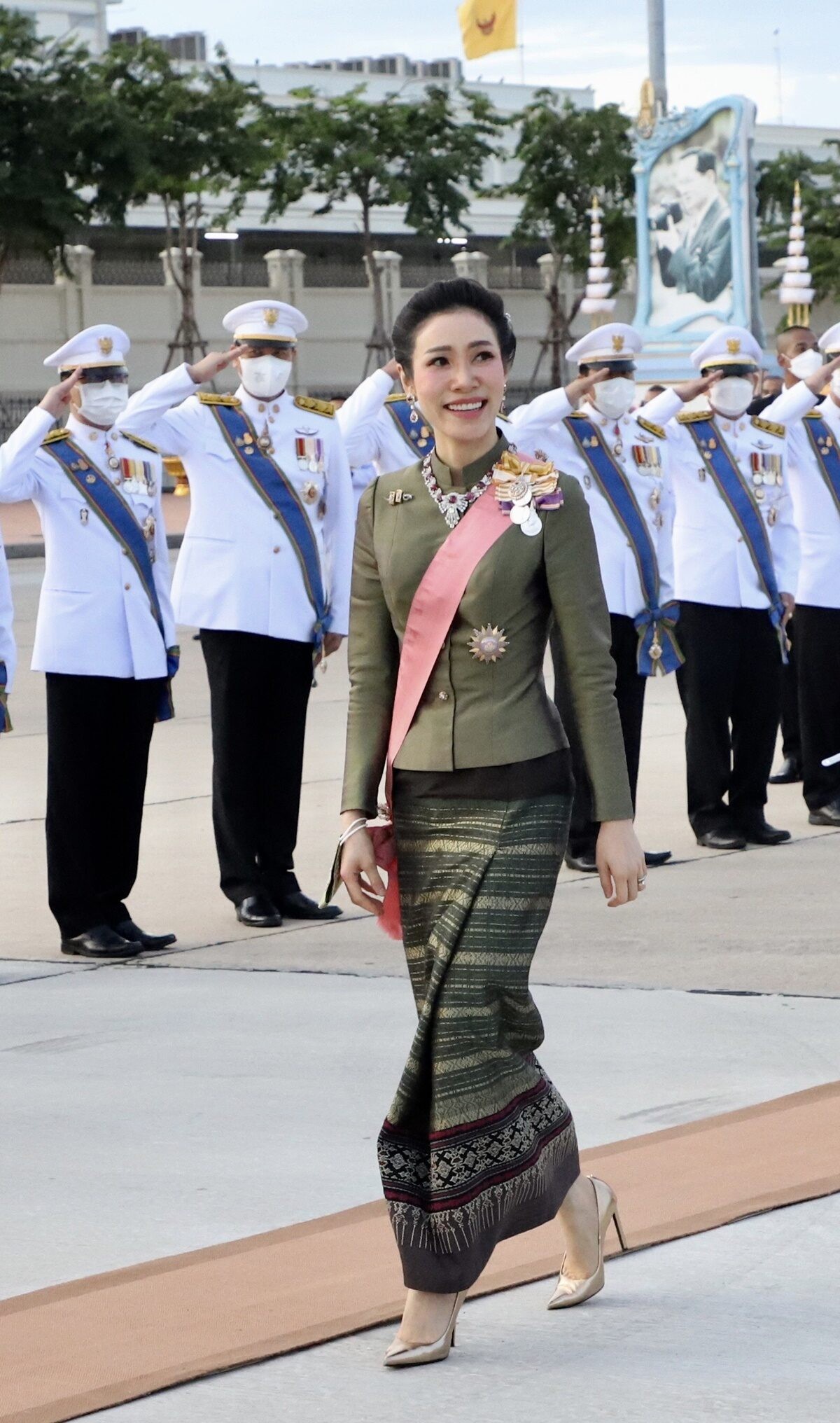 全球时尚风行 苏提达终于穿赢诗妮娜！藕粉色裹身扮嫩太成功，直盯泰王露星星眼