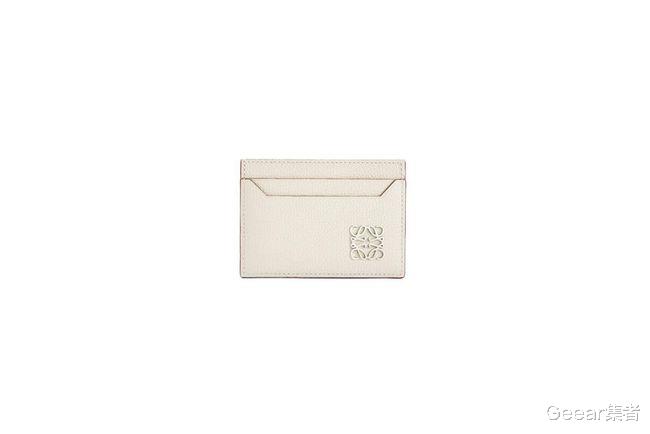 Geear集者|美得不用撰述：5款绝美白色名牌卡夹，时髦女生先收入手袋中！