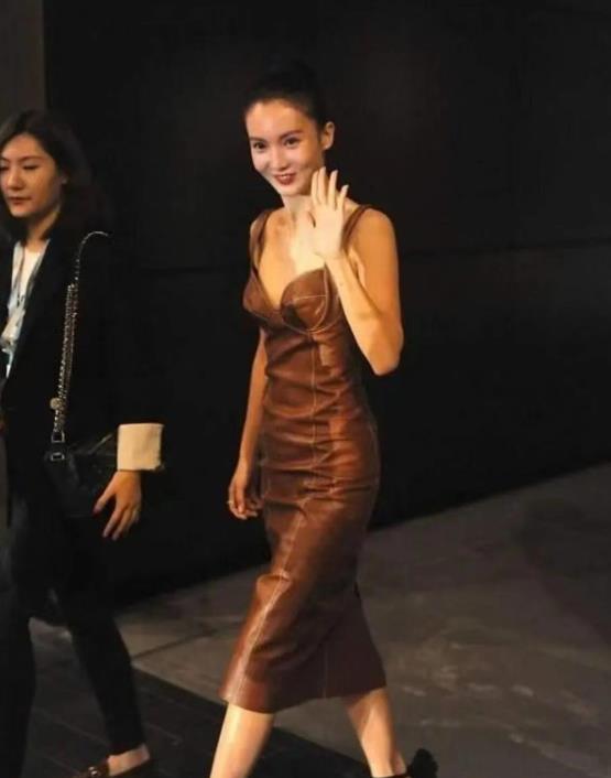 发型|金晨瘦成“白骨精”，这身材还要穿深V秀，不得不说是真“敢”啊