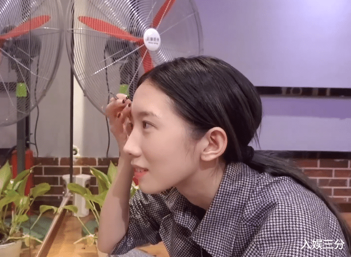 发型|孟美岐分享化妆视频，怼脸拍素颜肌肤能打，但黑眼圈重显憔悴！