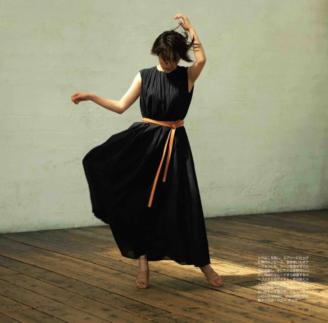 猫姐品衣有道|年过50岁的女人,初秋穿裙流行“三穿三不穿”,简单高级又显年轻