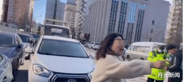 女子乱停车打电话不接,得知车被拖走后当场暴怒:你不会打车啊