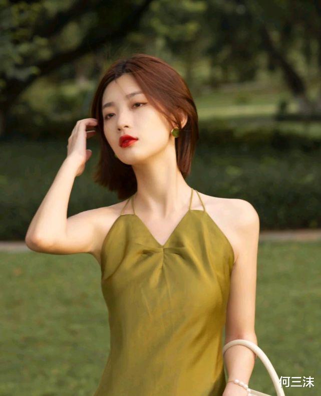 何三沫|夏季怎能少得了穿吊带连衣裙？穿上合适的吊带连衣裙，凉爽又温柔