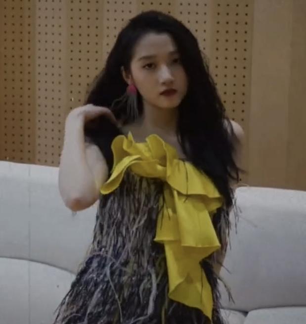 关晓彤|关晓彤“茶艺坐”火了，沙发不坐非坐扶手，看见腿那刻瞬间明白了