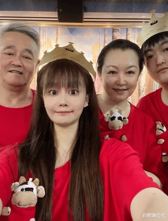 赵本山|赵本山儿子近照曝光！瘦身后颜值提升，和白发美女共舞疑恋情曝光