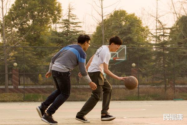 运动|人到中年，一打篮球就觉得膝盖疼，怎么回事？如何保护膝关节？