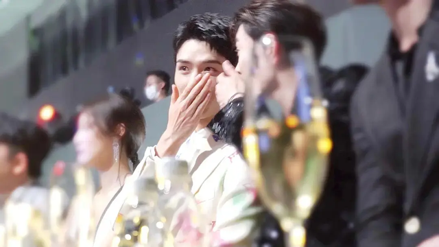 龚俊|龚俊换人宠了？给他倒酒，递甜品，反复说悄悄话，还一起快乐下班