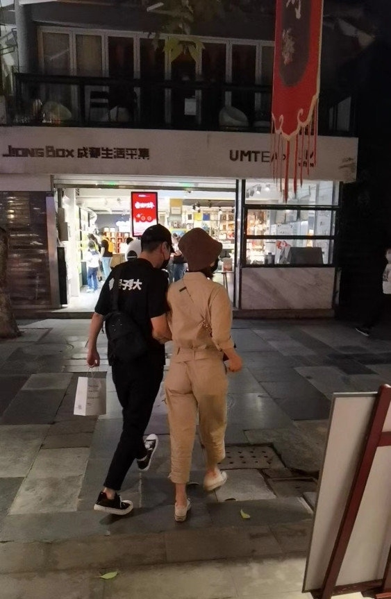 高圆圆|网友偶遇高圆圆赵又廷逛街，全程手拉手，赵又廷身高一米六引热议