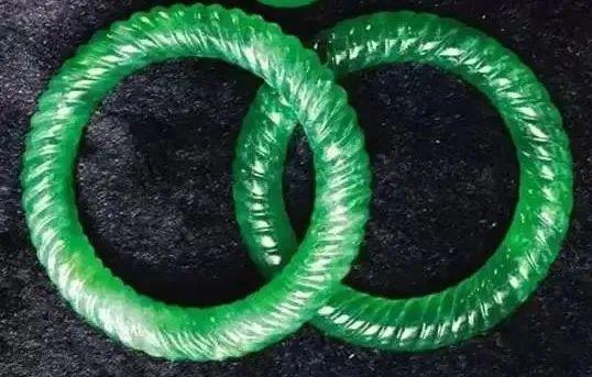 翡翠手镯|宋美龄戴到终老的麻花翡翠手镯，如今已值2亿！