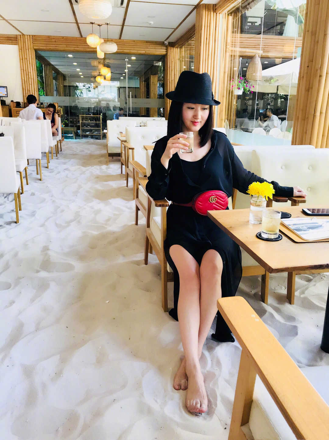 何有强|杨钰莹穿衣真显年轻，粉色衬衫搭配白色牛仔裤，看着不像有50岁了
