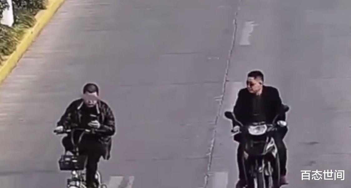 百态世间 男子在机动车道骑电动车，还全程低着头看手机，最终迎来报应
