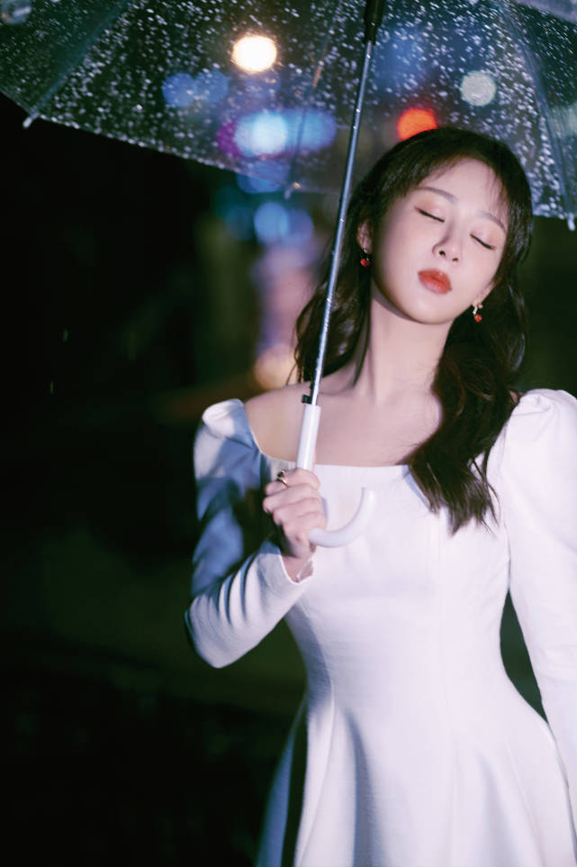 |杨紫一身白裙雨中浪漫集