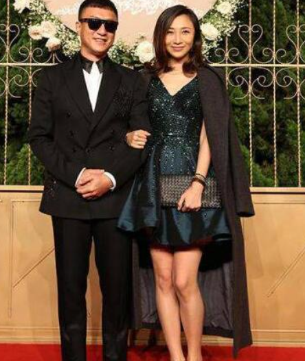 周星驰|孙红雷带小娇妻露面啦！虽然相差15岁，但爱得十分火热