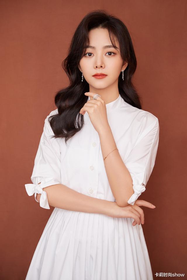 减肥方法|谭松韵终于找对风格了，白色连衣裙配大卷发，青春大气精致了很多