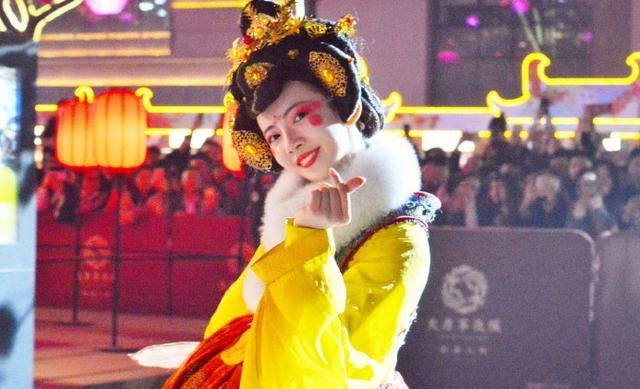 小姐姐|网红“不倒翁小姐姐”生图被疯传，当看到照片后，网友：已失恋