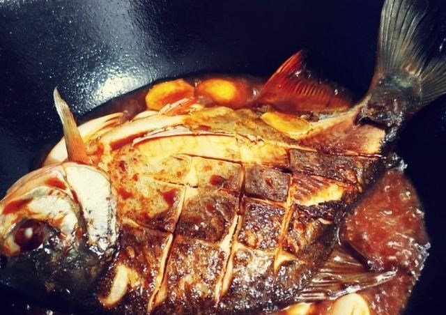南京钓友夜钓，钓获2条怪鱼，差点没被咬伤，网友：食人鱼？