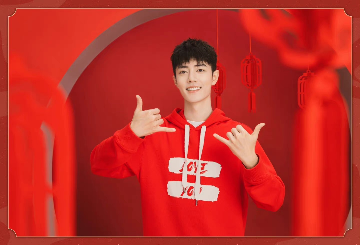 路人甲|3秒路透空降热搜，肖战红衣造型刷屏，路人反应亮了：过年了吗？