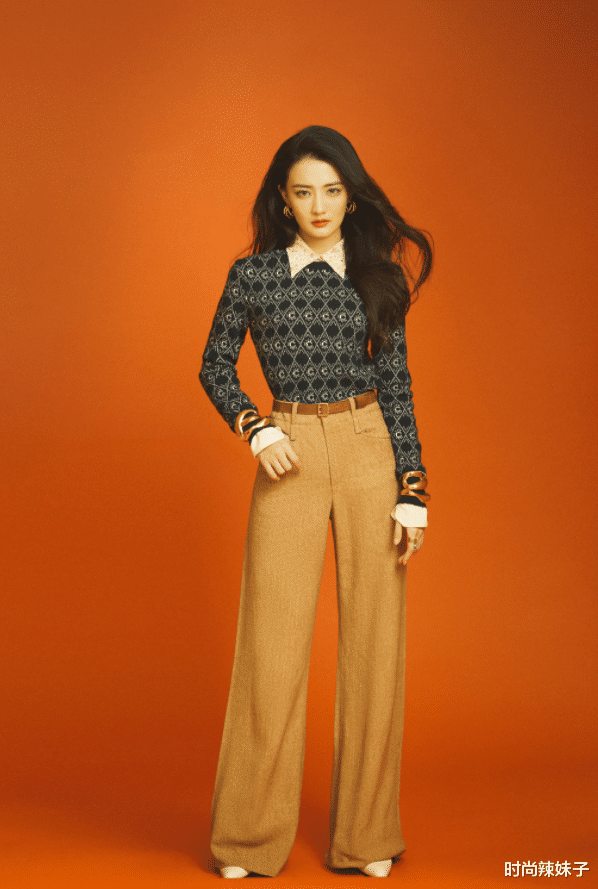 唇妆|徐璐全新大片，露背裙配复古红唇，优雅高贵宛如童话公主