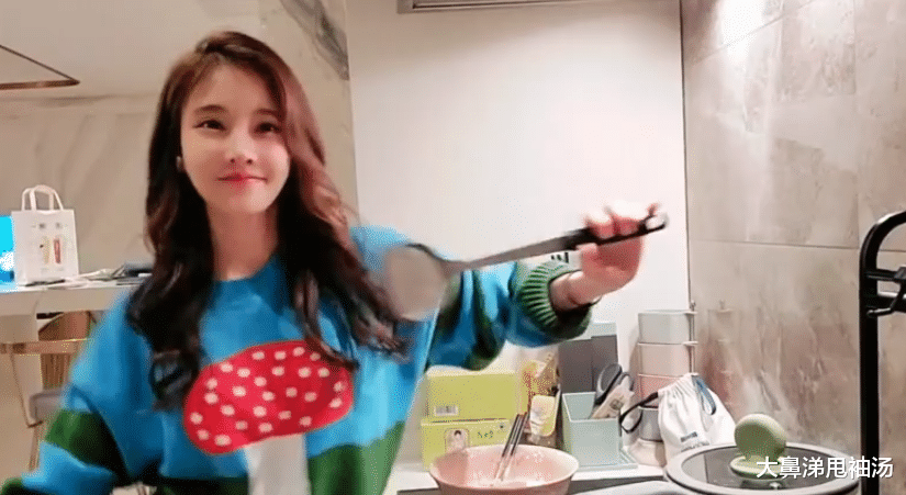 斛珠夫人|冯提莫厨房名场面！手拿铲子大秀舞技，网友：新开发的锅铲舞？