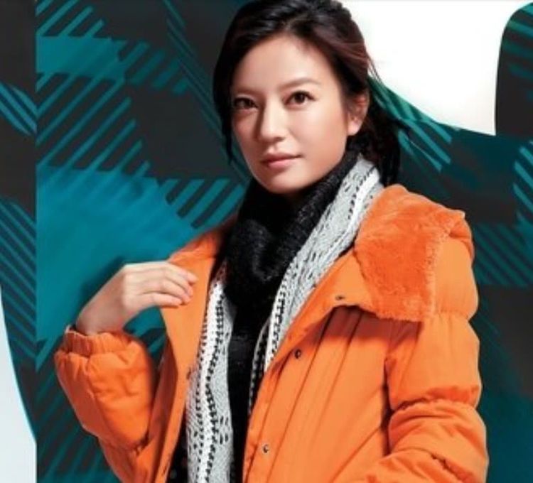 刘亦菲|同样在日本获奖，她穿日本军旗服装被骂，而吴京与刘亦菲却拒绝领奖