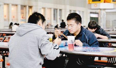 大学生|大学生扎推使用“现金支付”，是手机没钱了吗？00后的话太扎心了