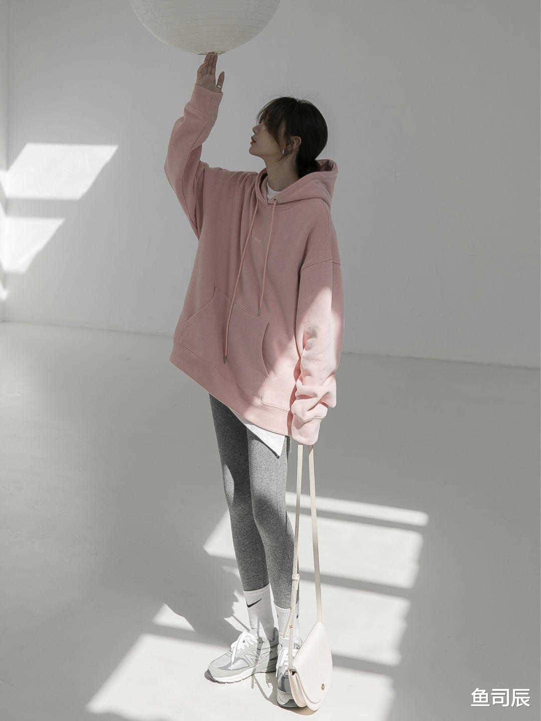 鱼司辰 30+的女人常备这几条裤子，搭配上针织开衫或者毛衣，百搭又高级