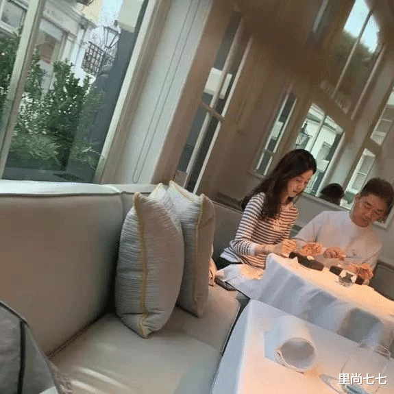 章泽天|章泽天罕见陪丈夫豪门应酬，居家打扮只顾看手机，刘强东一脸无奈