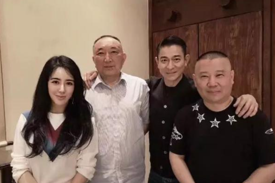 刘德华|刘德华郭德纲北京聚餐！前者大12岁却被赞更年轻，饭店奢华似宫殿