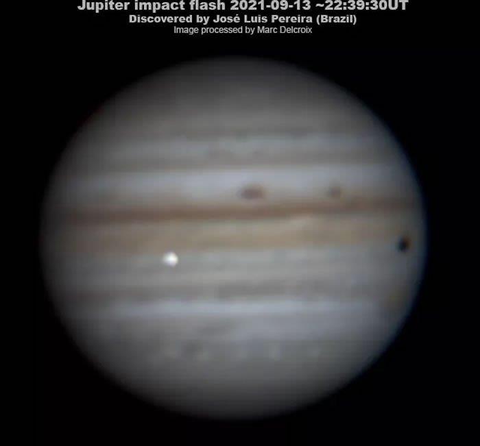 科学家多次观测到木星表面有神秘闪光,有大型天体撞击了木星?