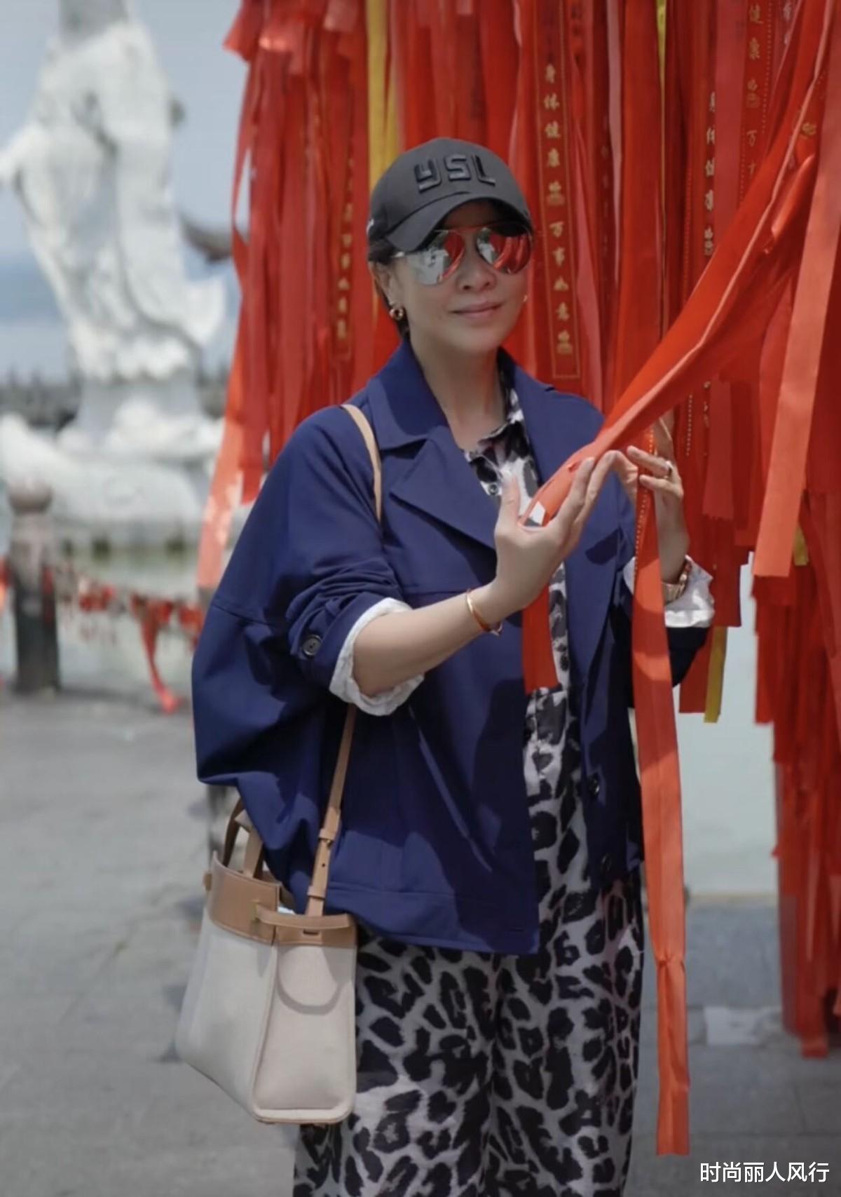 刘嘉玲|刘嘉玲妈妈真霸气！和女儿拜佛背56万爱马仕，穿一身黑巨星范足