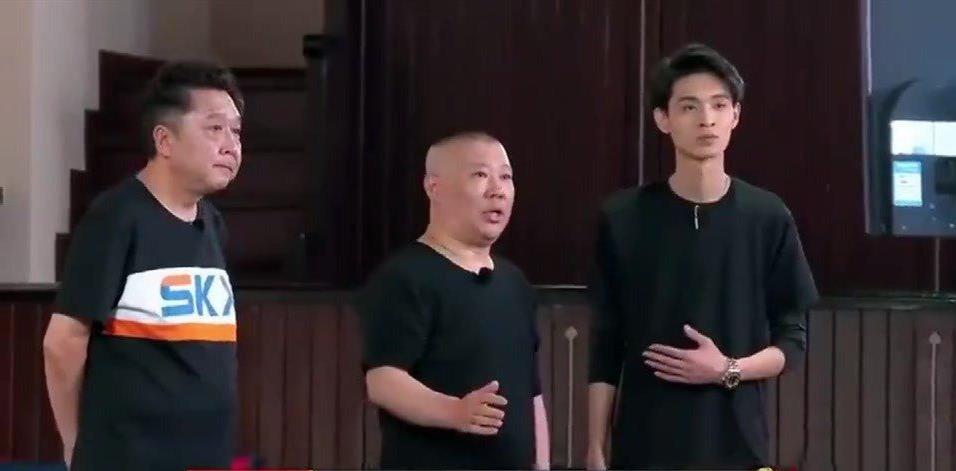 秦霄贤|德云社秦霄贤拜师两年，发文感谢师恩，老秦没有辜负师父的期待