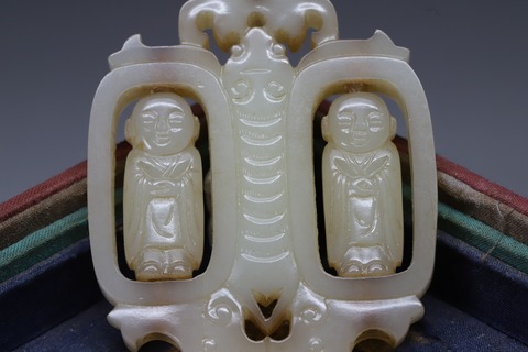 翡翠|回流 旧藏和田玉籽料“童子转心蝴蝶佩”