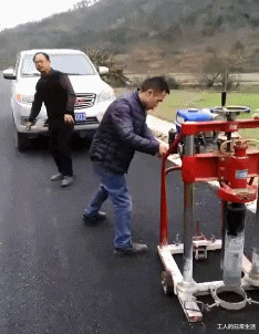 “前租客留下的,在床底下发现的,这是啥啊?”