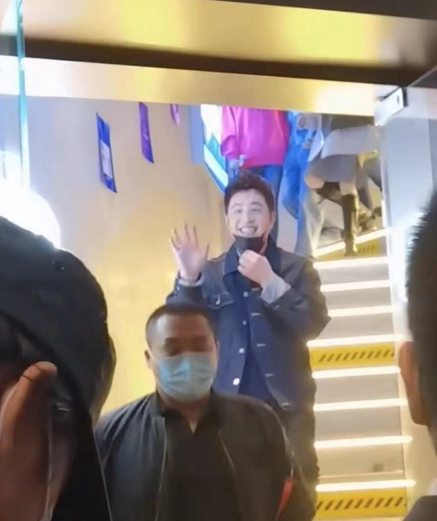 杨紫|宣云陪潘玮柏现身餐厅开业礼不敢直面粉丝，只与丈夫人形立牌合影