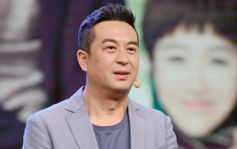 黄芪 张嘉译50岁后的发型告诉我们，国字脸留小背头，显年轻更有男人味