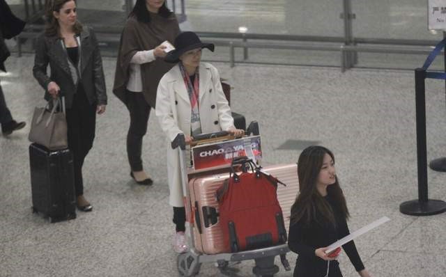 张艺谋|张艺谋娇妻保养得真好！穿白色大衣混搭运动鞋气质满分，漂亮大气