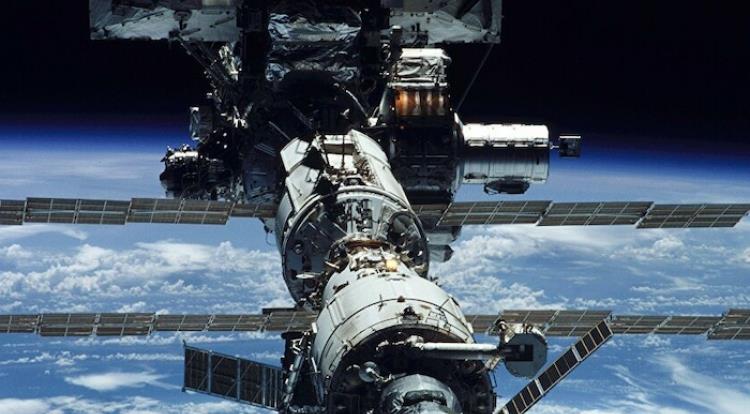 宇航员 联盟号推进器点火引发国际空间站紧急警报，三名宇航员平安返回