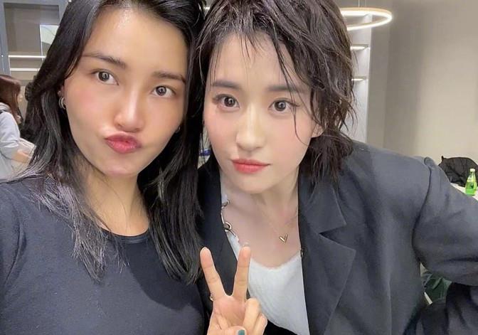 方脸妹说时尚|34岁刘亦菲这眼神太绝了,穿盔甲式西装配漆皮长靴,盖不住这锋芒