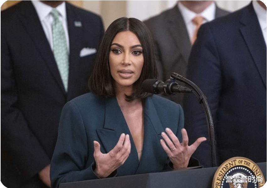 誉霖誉时尚 卡戴珊丰盈身材非穿紧身配西装，既自豪又气质，风光见特朗普