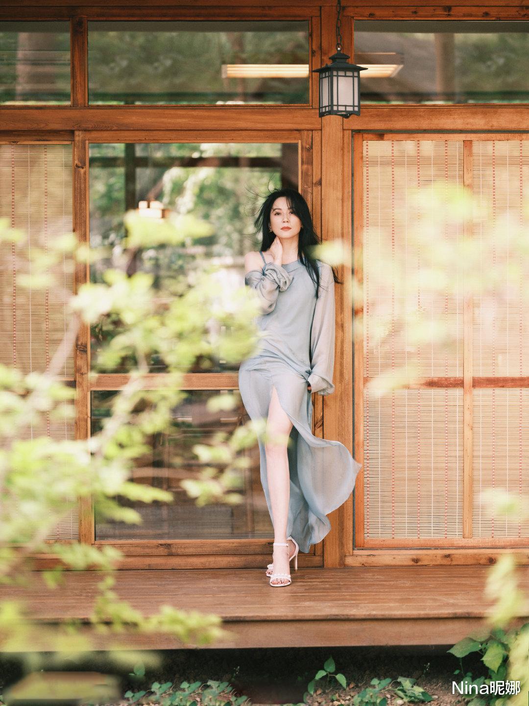 Nina昵娜|“仙子”真叫对了！56岁俞飞鸿穿薄纱裙拍画报秀竹竿腿，形象造型大突破